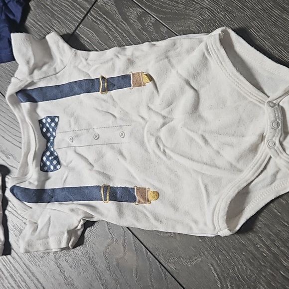 Onsies 6-9 months bundle - Picture 2 of 7